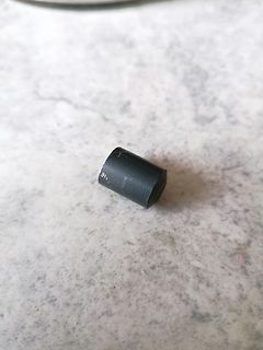 Kleines schwarzes zylindrisches Bauteil