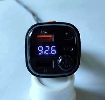 USB-Autoladegerät mit Display und USB-Anschlüssen