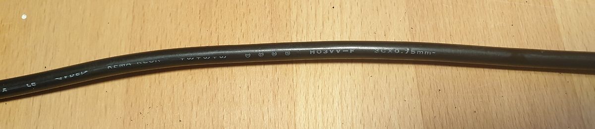 Schwarzes Kabel mit Typenbezeichnung