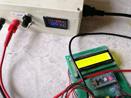 Labornetzteil und Messaufbau mit LCD-Display