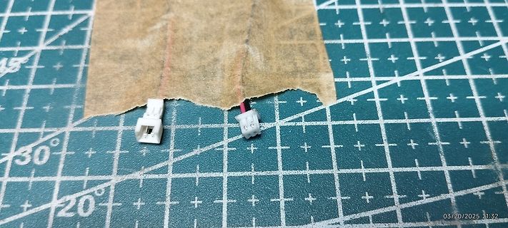 Stecker an braunem Material auf Schneidematte