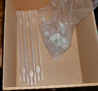 Transparente Kunststoffteile in einem Karton