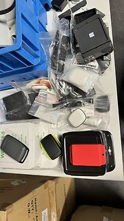 Verschiedene Elektronikkomponenten in Plastikbeuteln und Kartons