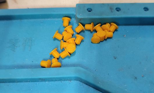 Gelbe Kunststoffstifte auf blauem Untergrund