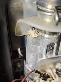 Nahaufnahme eines Metallgehäuses mit Kabelanschluss
