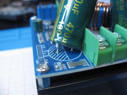 Nahaufnahme einer Leiterplatte mit Elektrolytkondensator