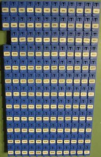 Tabelle mit Bauteilbezeichnungen auf blauen Kunststoffgehäusen