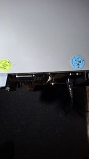 Rückseite eines elektronischen Geräts mit Prüfsiegeln
