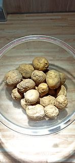 Kartoffeln in einer Glasschüssel