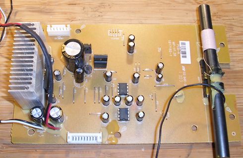 Leiterplatte mit elektronischen Bauteilen und Kühlkörper