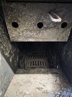 Innenansicht eines metallischen Gehäuses oder Ofens
