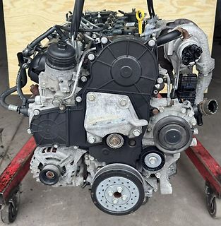 Verbauter Automotor auf einem Rollwagen