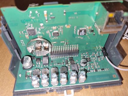 Geöffnete Elektronik mit Leiterplatte und Bauteilen