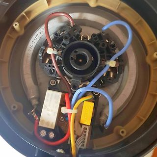 Innenansicht eines elektrischen Geräts mit Verkabelung