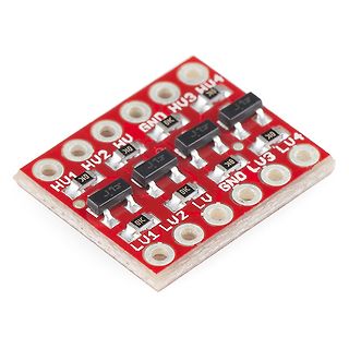 Rote Leiterplatte mit SMD-Bauteilen und Lötpads