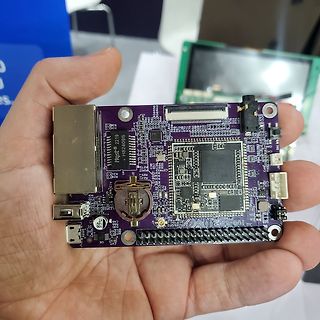 Ein Single Board Computer in einer Hand
