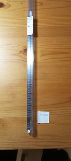 LED-Streifen auf Holztisch