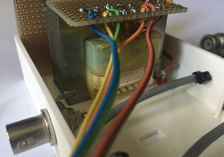Innenansicht eines Netzteils mit Transformator und Verdrahtung
