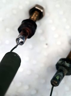 Nahaufnahme einer Lötstelle an einem Bolzen