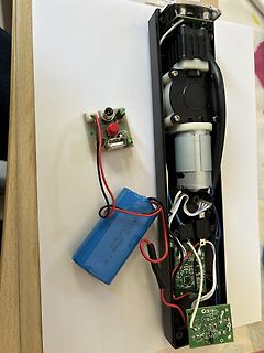 Elektronikkomponenten mit Motor und Akku