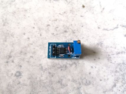 Kleine blaue Leiterplatte mit Bauteilen