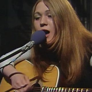 Sängerin mit Gitarre und Mikrofon