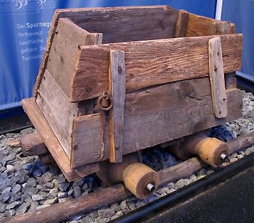 Holz-Lore auf Schienen