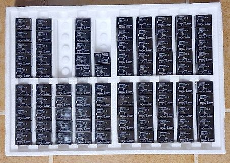 Viele schwarze elektronische Bauteile in einer Styroporverpackung