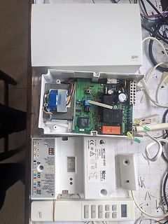 Geöffnetes Netzteil mit Platine und Gehäuseteilen