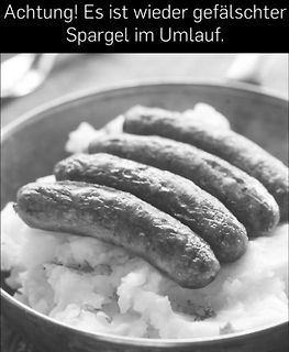 Wurst auf Kartoffelbrei mit Text oben