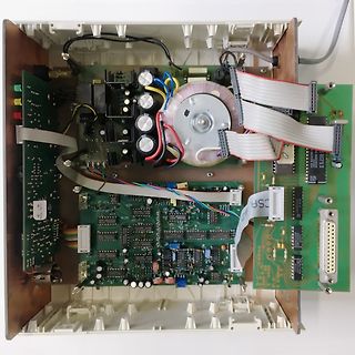 Innenansicht eines geöffneten elektronischen Geräts mit Platinen