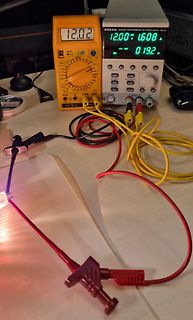 Messaufbau mit Multimeter und Labornetzteil