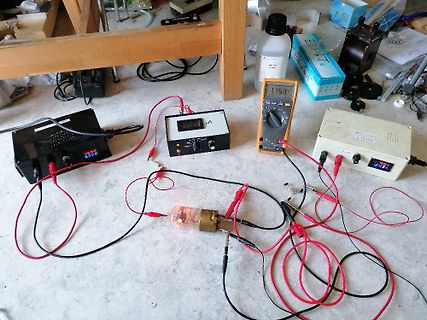 Elektronischer Versuchsaufbau mit Messgeräten und Glühlampe