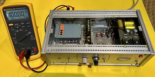 Multimeter und Stromquelle auf Werkstattunterlage