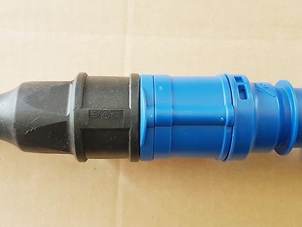 Nahaufnahme eines blauen und schwarzen Steckers