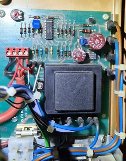 Innenansicht eines Netzteils mit Platine und Transformator
