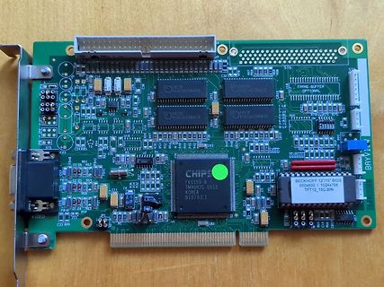 Leiterplatte mit Chips und elektronischen Bauteilen