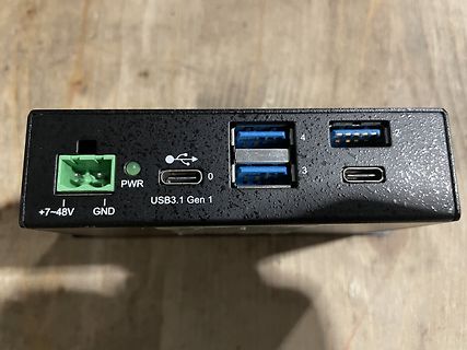 Rückseite eines USB-Hubs oder Netzteils
