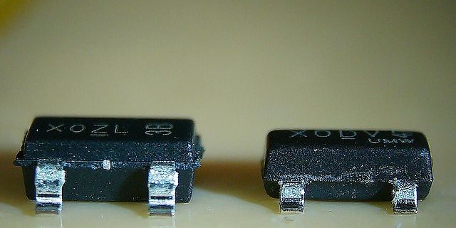 Zwei SMD-Bauteile