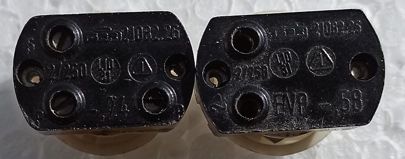 Zwei schwarze elektrische Steckverbinder