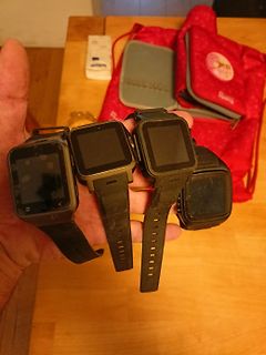 Vier Smartwatches in einer Hand