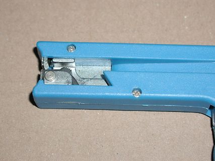 Nahaufnahme eines blauen Kunststoffgehäuses mit Metallkomponenten