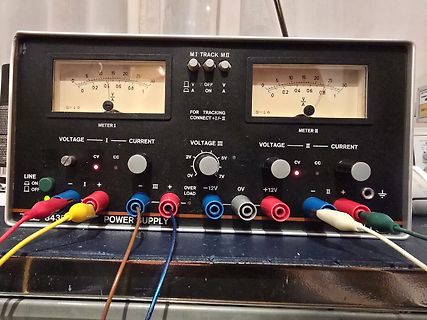 Labornetzteil mit Analoganzeigen