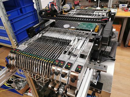 Automatisierter Testaufbau mit Leiterplatten und Testvorrichtung