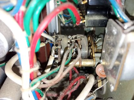 Innenansicht eines alten Elektrogeräts mit Kabeln und Bauteilen