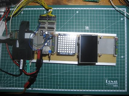 Elektronik-Aufbau mit LED-Matrix und Display auf Schneidematte
