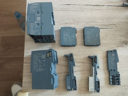 Siemens SIMATIC S7-1200 Module auf Holztisch