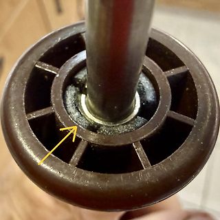 Nahaufnahme einer mechanischen Komponente mit gelbem Pfeil
