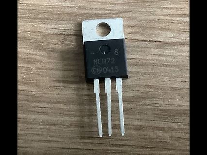 Thyristor MCR72 auf Holzuntergrund
