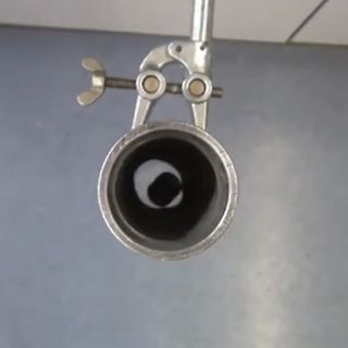 Metallrohr in einer Klemme